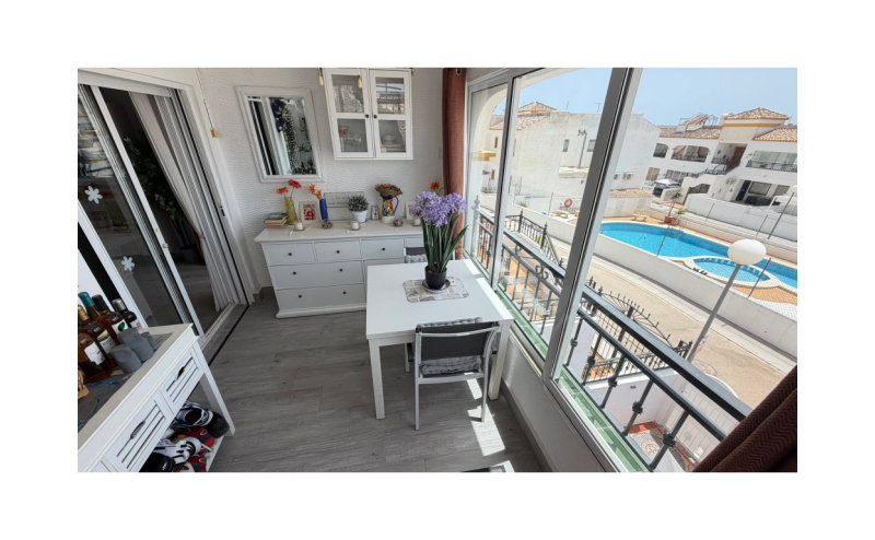 PRESTIGIOUS 2 BED 1 BATH TOP FLOOR APARTMENT
