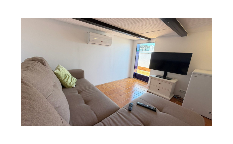 PRESTIGIOUS 2 BED 1 BATH TOP FLOOR APARTMENT