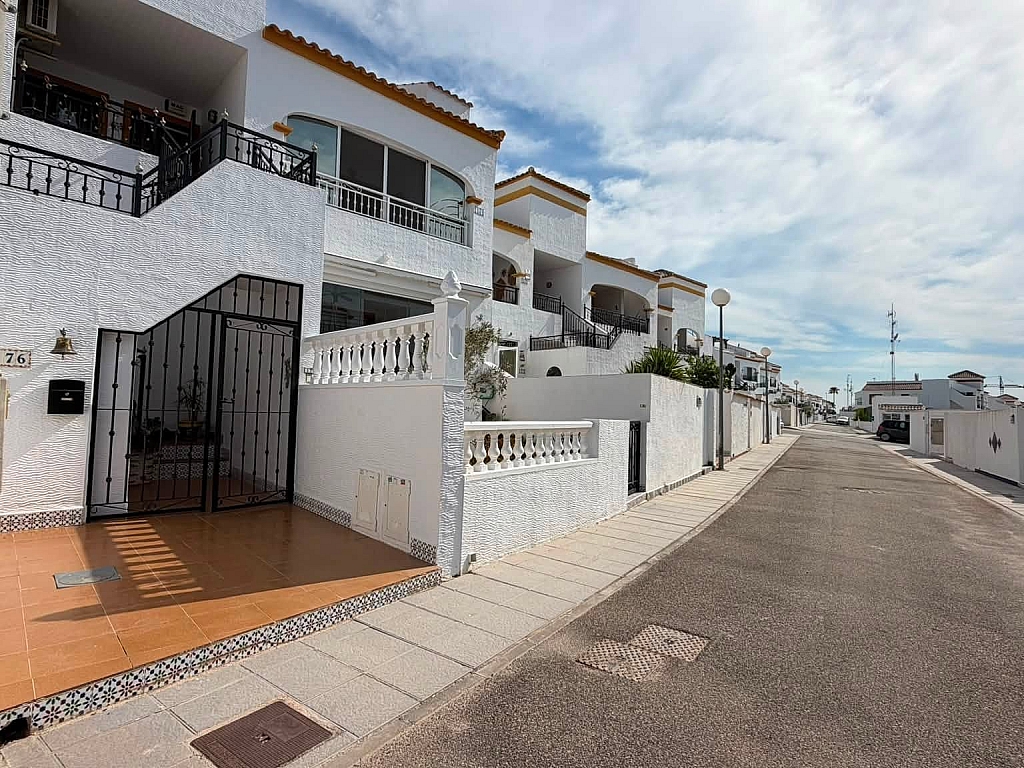 For sale - TOP FLOOR 2 BED 1 BATH APARTMENT -  - Alicante