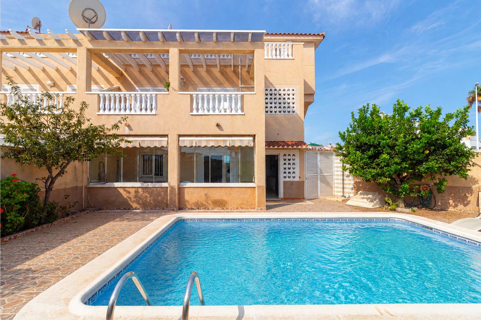 For sale - 3 Bedroom 2 Bathroom Bungalow in Orihuela Costa - Punta Prima  - Alicante