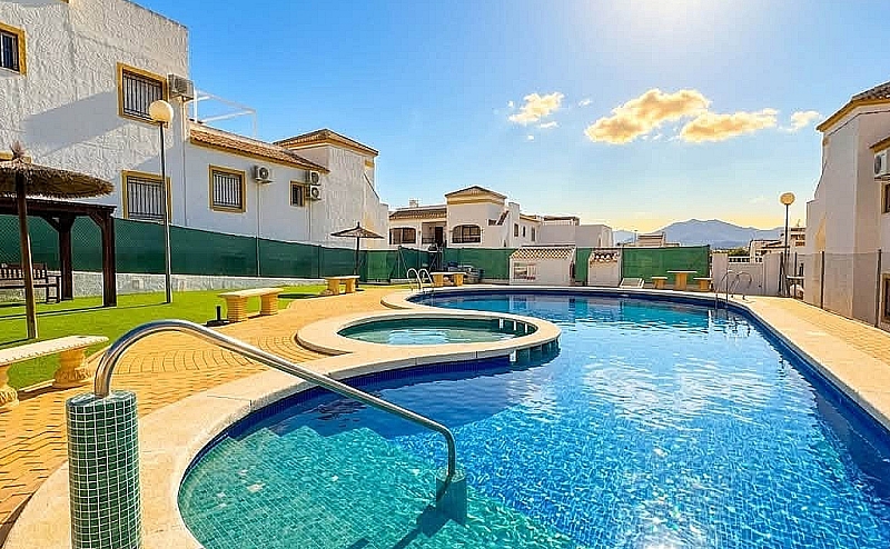 STUNNING 2BED 1BATH TOP FLOOR APARTMENT ENTRE NARANJOS