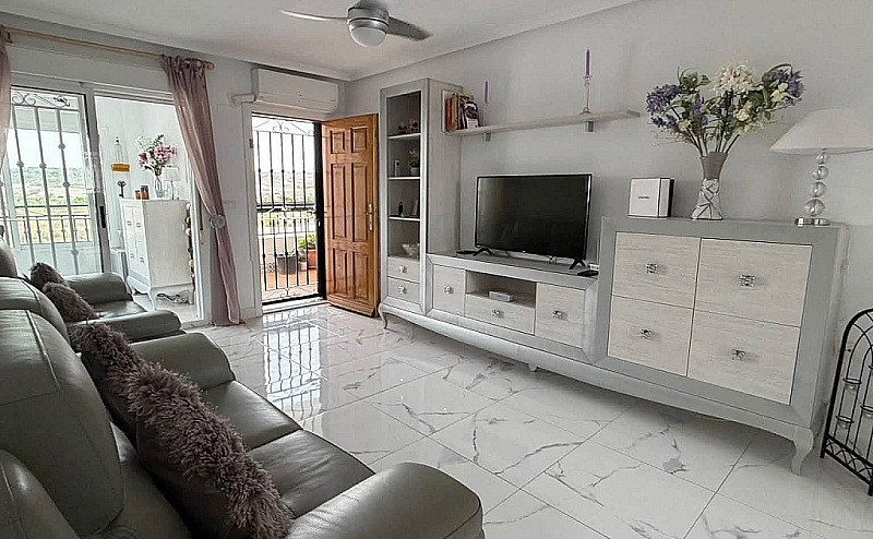 STUNNING 2BED 1BATH TOP FLOOR APARTMENT ENTRE NARANJOS