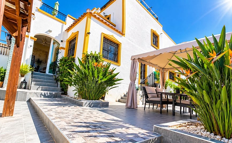 STUNNING 3 BED 2 BATH QUAD ENTRE NARANJOS