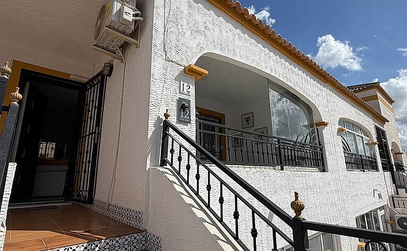 STUNNING 2BED 1BATH TOP FLOOR APARTMENT ENTRE NARANJOS