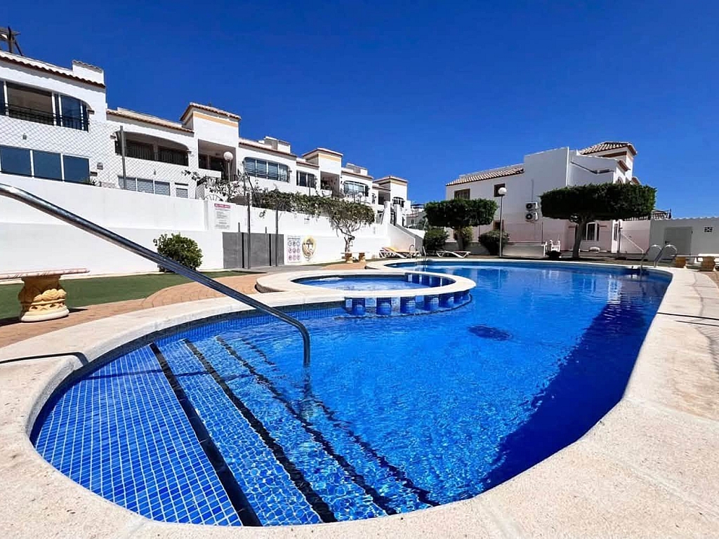 For sale - TOP FLOOR 2BED 1BATH APARTMENT ENTRE NARANJOS -  - Alicante