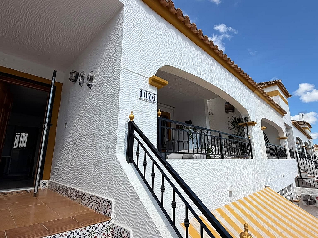 For sale - TOP FLOOR 2BED 1BATH APARTMENT ENTRE NARANJOS -  - Alicante