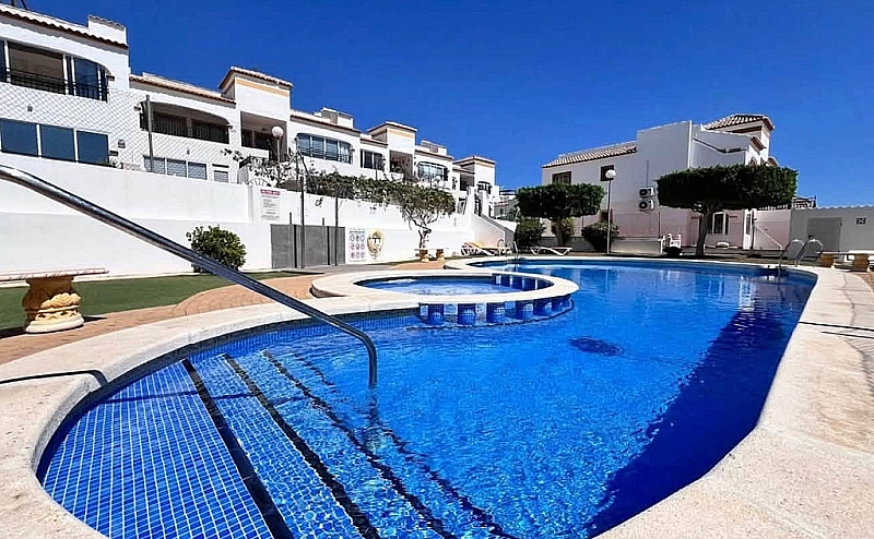 TOP FLOOR 2BED 1BATH APARTMENT ENTRE NARANJOS
