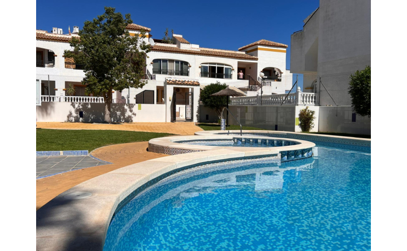 Lovely South Facing 2 Bedroom, 1 Bathroom Top Floor Apartment Overlooking Communal Pool - Entre Naranjos, Vistabella Golf